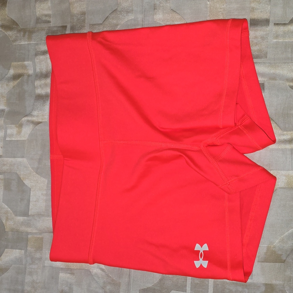 NWOT Under Armour Women's HeatGear Mid Rise 3” Shorts. Sz Small